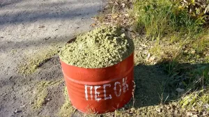 В Пензе на дорогах с крутыми склонами установили красные емкости с песком