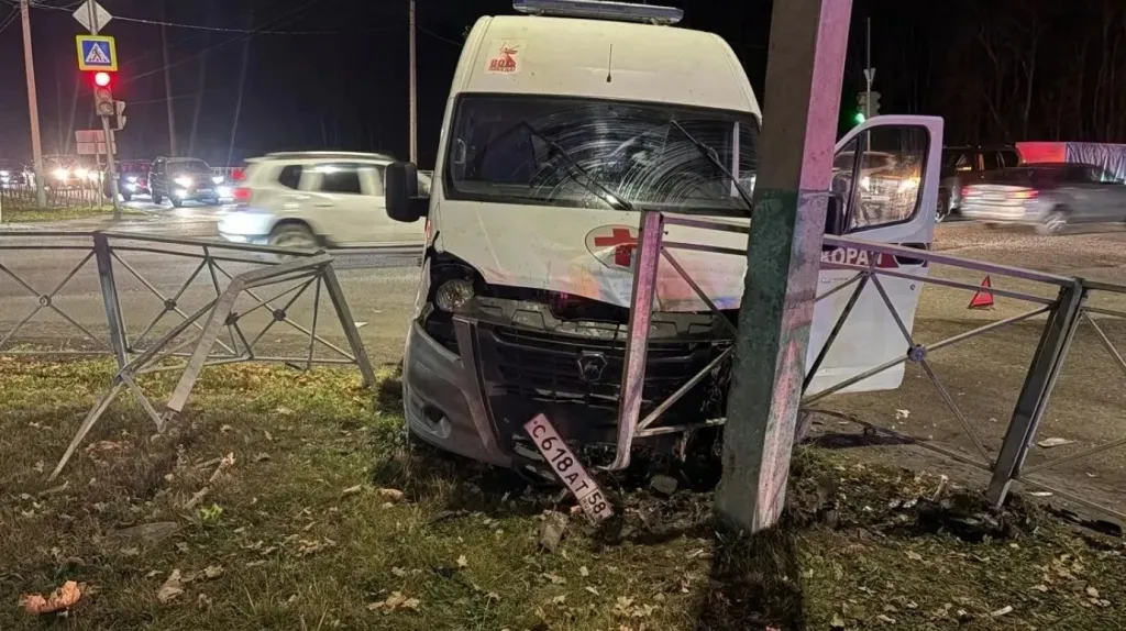В Пензе скорая столкнулась с Hyundai Getz, пострадали женщина и ребёнок