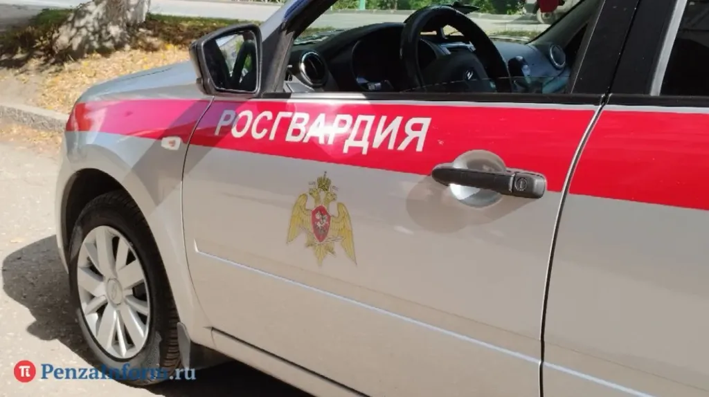 Житель Пензы попытался унести три бутылки коньяка из магазина