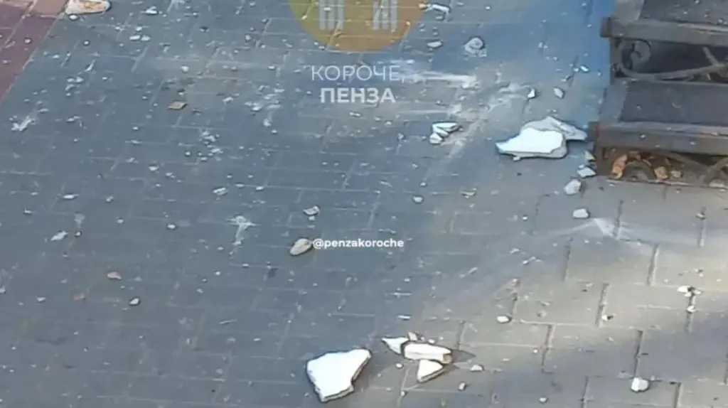 В Пензе с дома на Карла Маркса падает облицовка