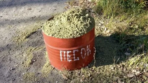 В Пензе перед заморозками ставят контейнеры с песко-соляной смесью